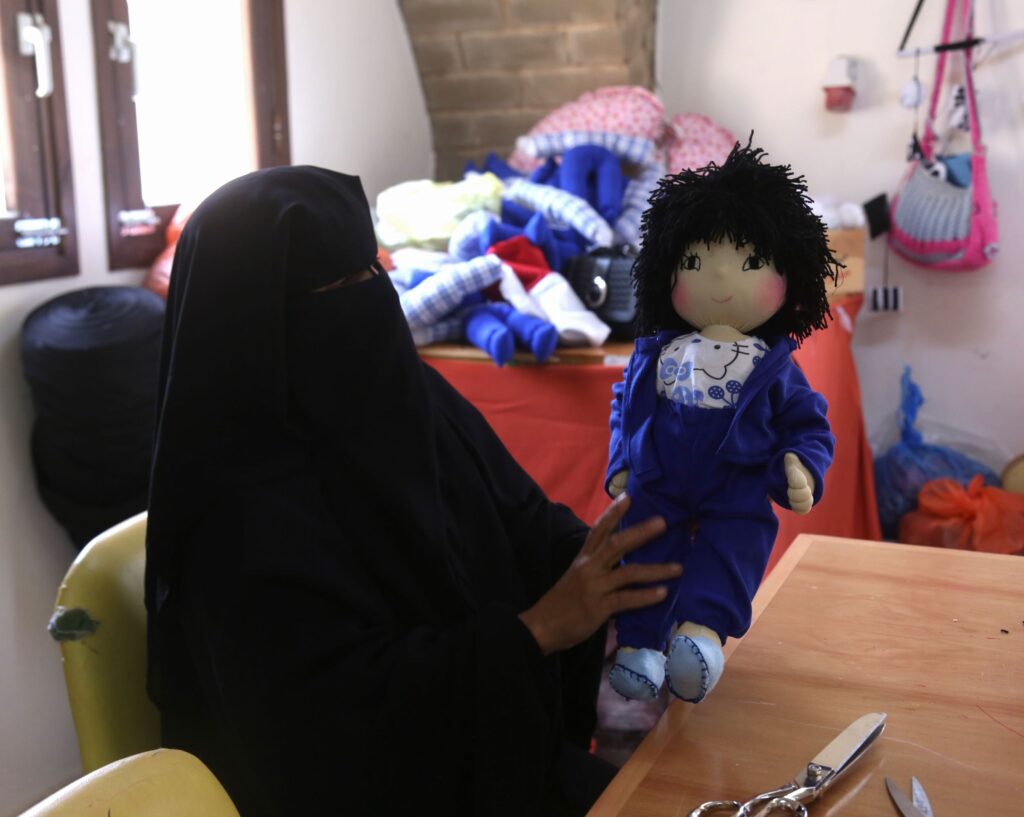 Beduinin mit selbstgenähter Puppe © Samar Abu Elouf