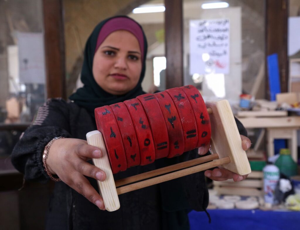 Bemalter Rechenschieber der Zaina Cooperative ©Samar Abu Elouf